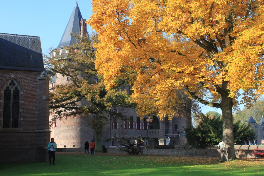 As lindas cores de outono enfeitando o parque do Kasteel De Haar na província de Utrecht.