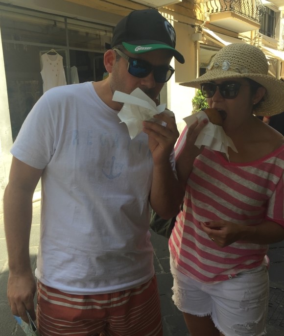 A coxinha de Taormina sendo devorada pelos amigos da blogueira!