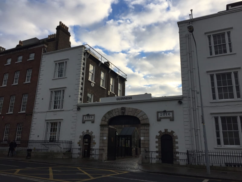 Entrada de visitantes da Cervejaria Guinness em Dublin.