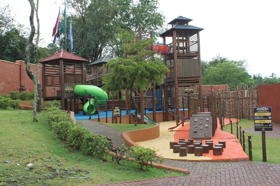 Parque infantil no Marco das Três Fronteiras.