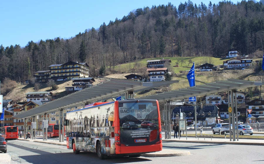 Konigssee e o ônibus que faz o trajeto Berchtesgaden - Schonau.