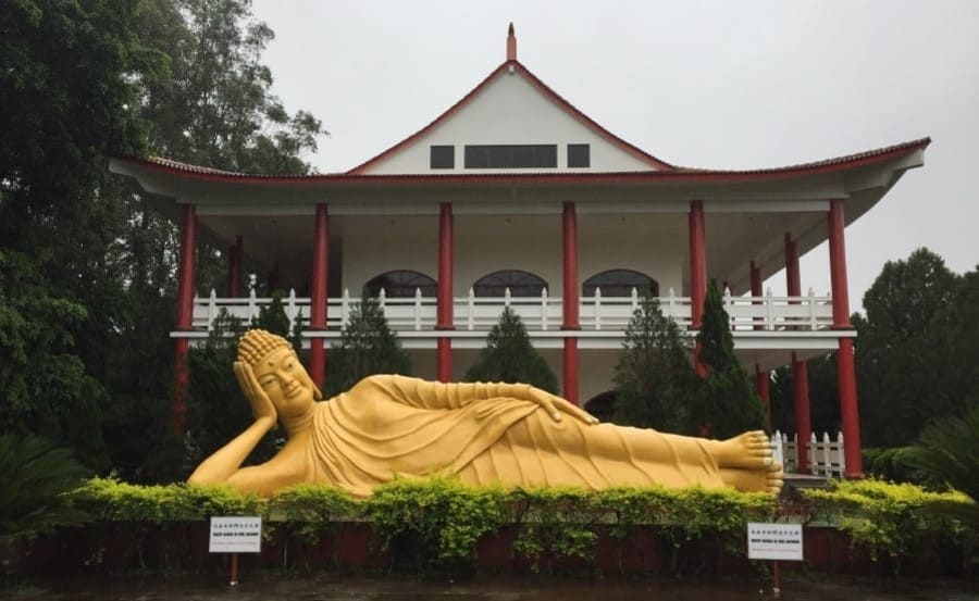 Estátua do templo budista - City tour em Foz do Iguaçu.