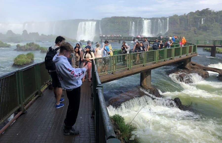 Passarela no lado brasileiro das Cataratas do Iguaçu na época seca e fresca.