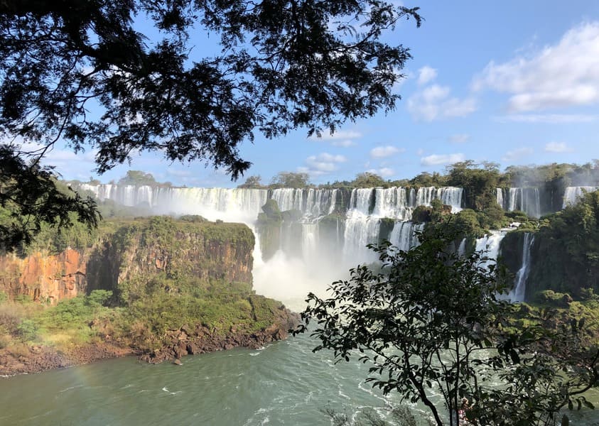 Quedas d'água no lado argentino das cataratas do Iguaçu.