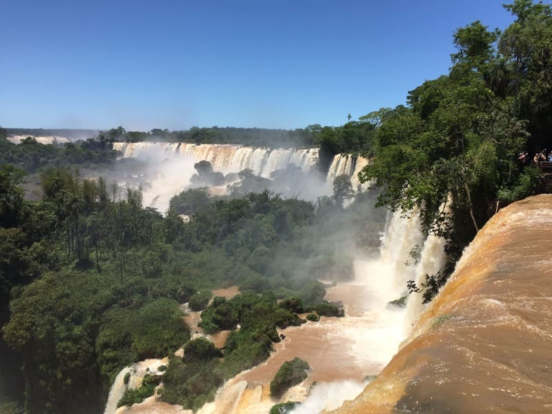 Quedas dágua no lado argentino das cataratas do Iguaçu.
