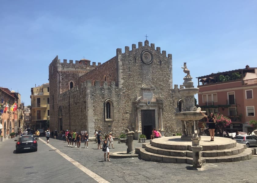 Piazza Duomo, com a bela Catedral de Taormina e a Quattro Fontane. 