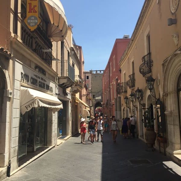 Corso Umberto I no centro histórico de Taormina.