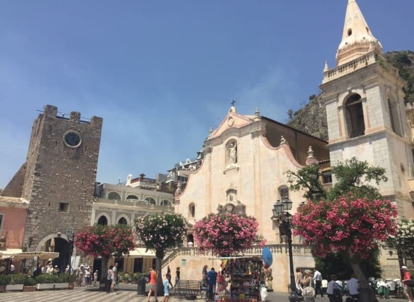 Piazza IX Aprille no centro histórico de Taormina