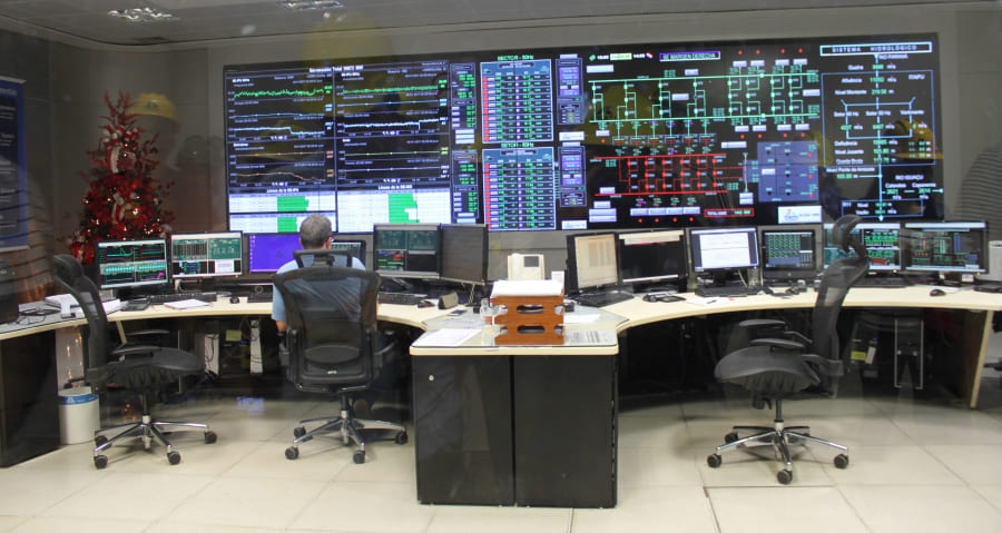 Sala de controle da Usina de Itaipu em Foz do Iguaçu
