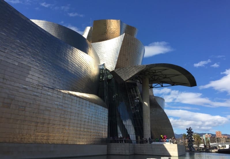 Roteiro de 3 dias em Bilbao: visite o Museu Guggenheim.