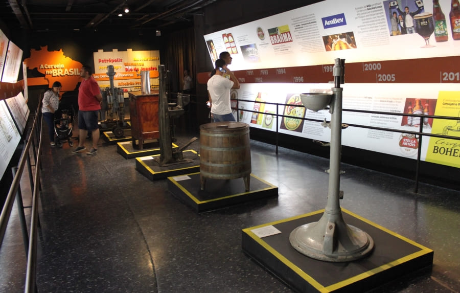 Equipamentos antigos em exposição na Cervejaria Bohemia