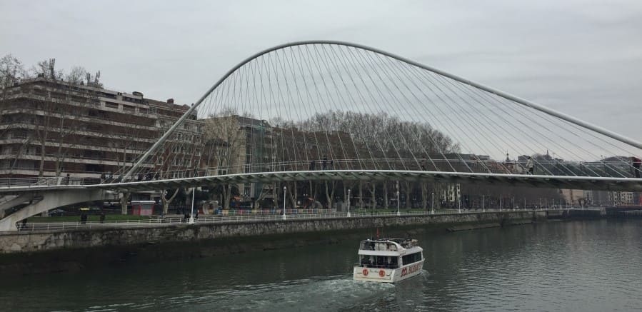 Roteiro de 3 dias em Bilbao: Ponte Zubizuri de Santiago Calatrava.