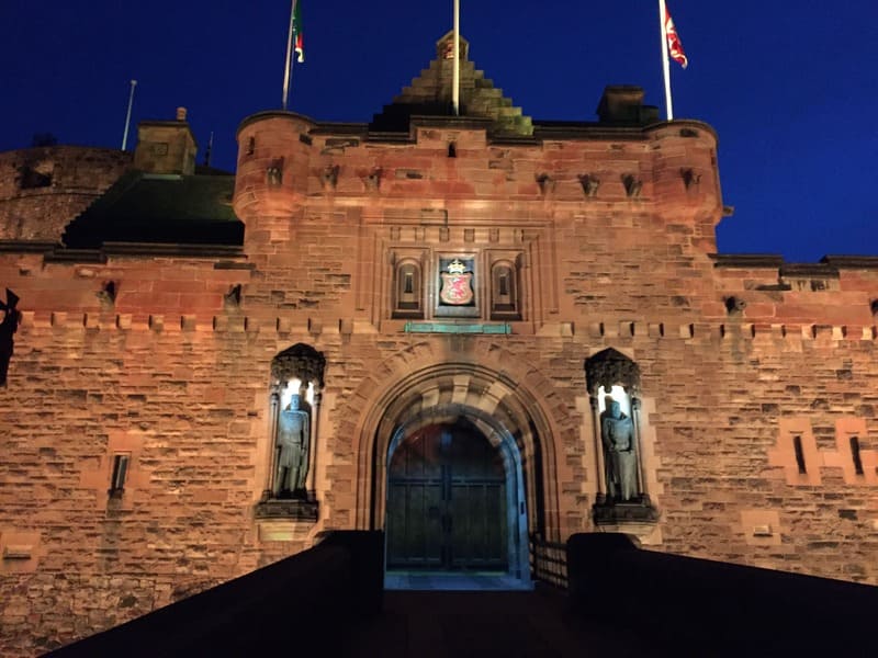 Roteiro de 3 dias em Edimburgo - Castelo à noite.