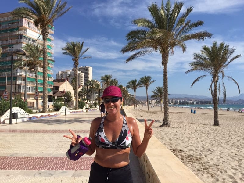 O que fazer em Alicante no verão: calçadão da Playa de San Juan.