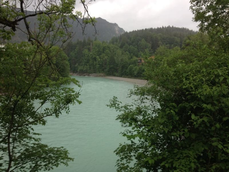 Paisagem bucólica com lago na Rota Romântica