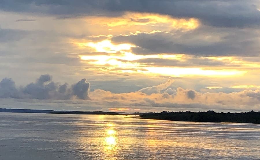 Cruzeiro na Amazônia: nascer do sol no Rio Negro.
