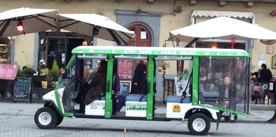 Transporte turístico no centro histórico de Florença.