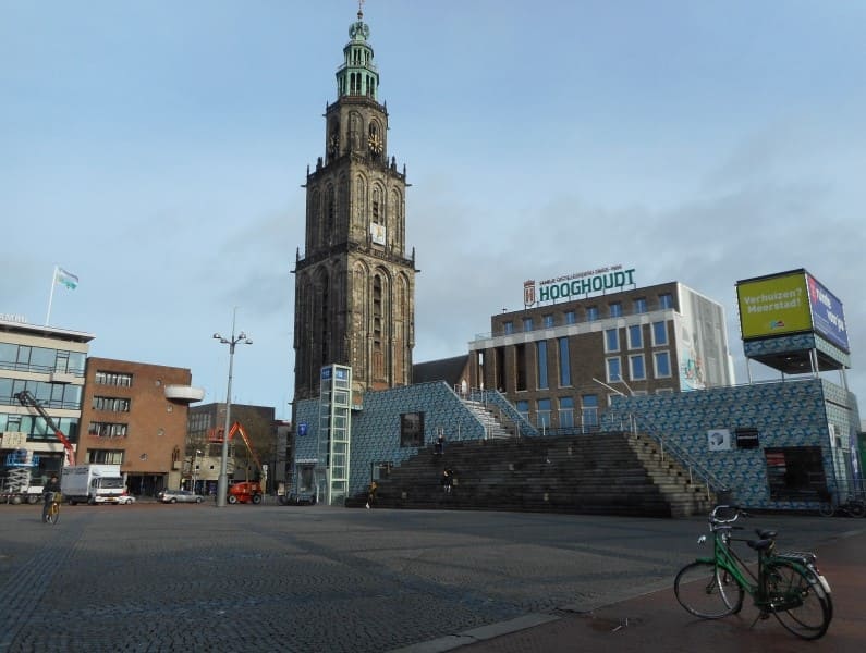 Centro de informações ao turista e Torre martini no centro de Groningen.