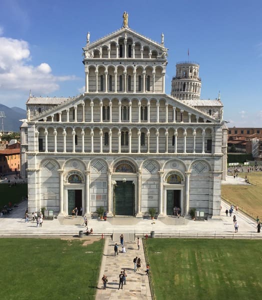 Pisa em bate e volta de Florença: catedral vista do Batistério.