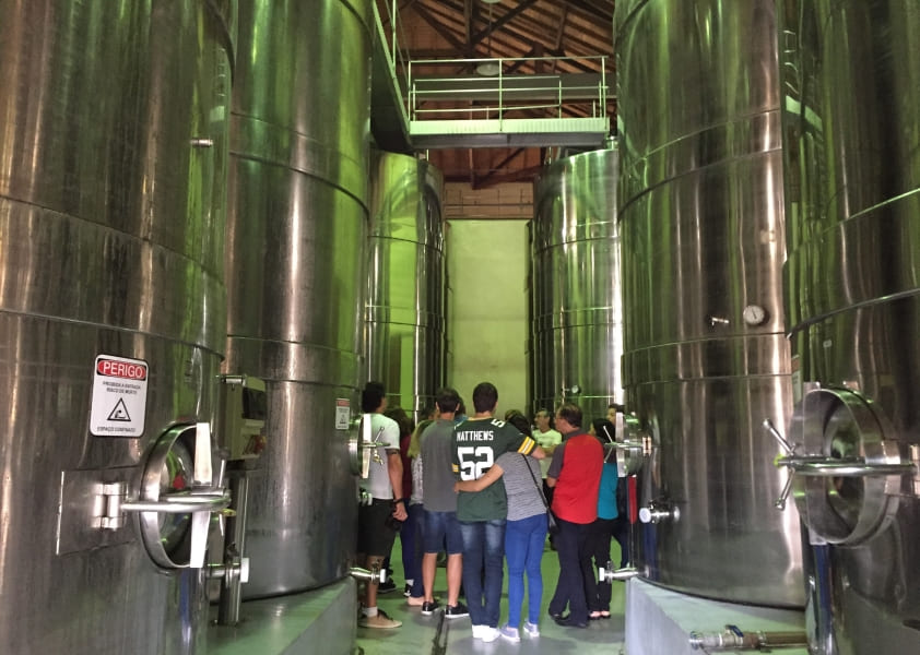 Tanques de armazenamento da Vinícola Miolo