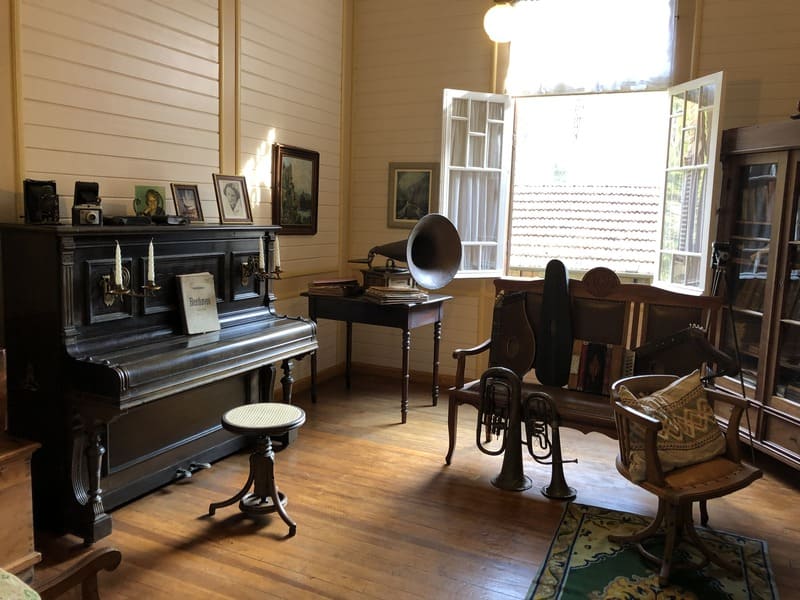 Sala de música e escritório da Família Franzen no Castelinho Caracol.