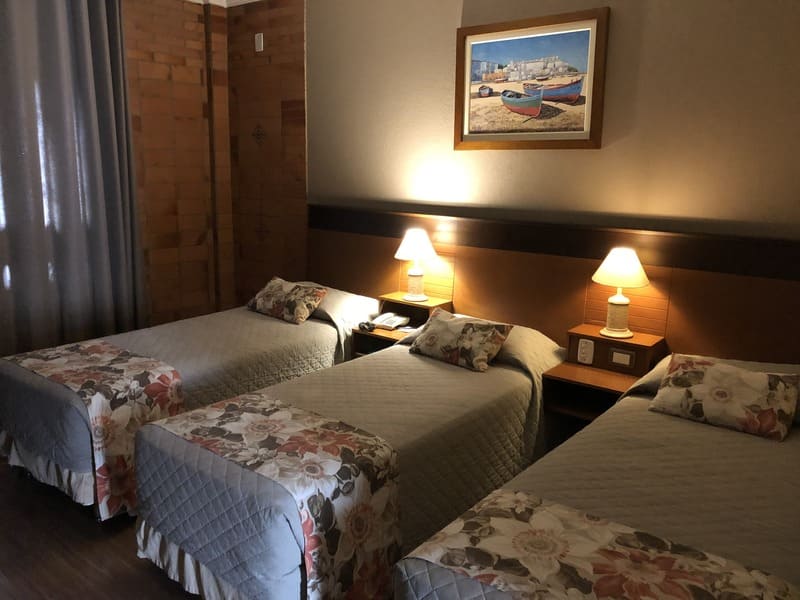Acomodação tripla do Hotel Serra Nevada em Canela.