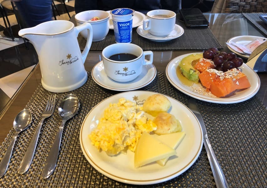 Farto café da manhã do Hotel Serra Nevada em Canela.