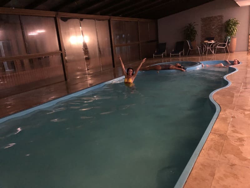 Piscina coberta e aquecida do Hotel Serra Nevada em Canela.
