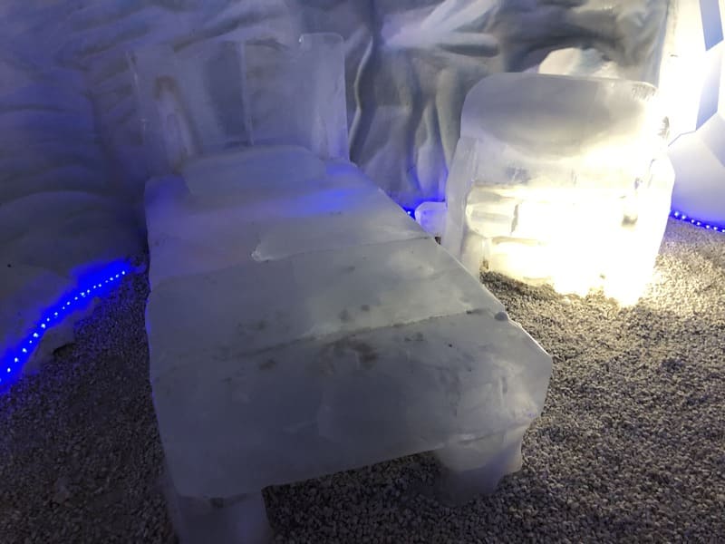 No Ice Bar Mundo Gelado do Capitão Jack, é possível descobrir a sensação de deitar em uma cama feita de gelo.