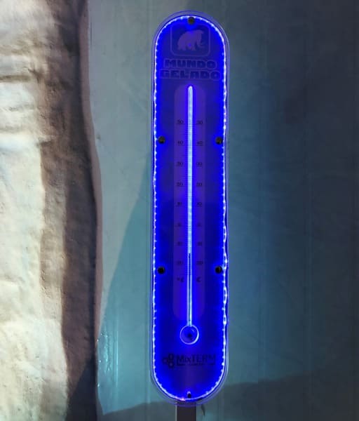 Termômetro do Ice Bar Mundo Gelado do Capitão Jack marcando temperaturas abaixo de 15 graus negativos.