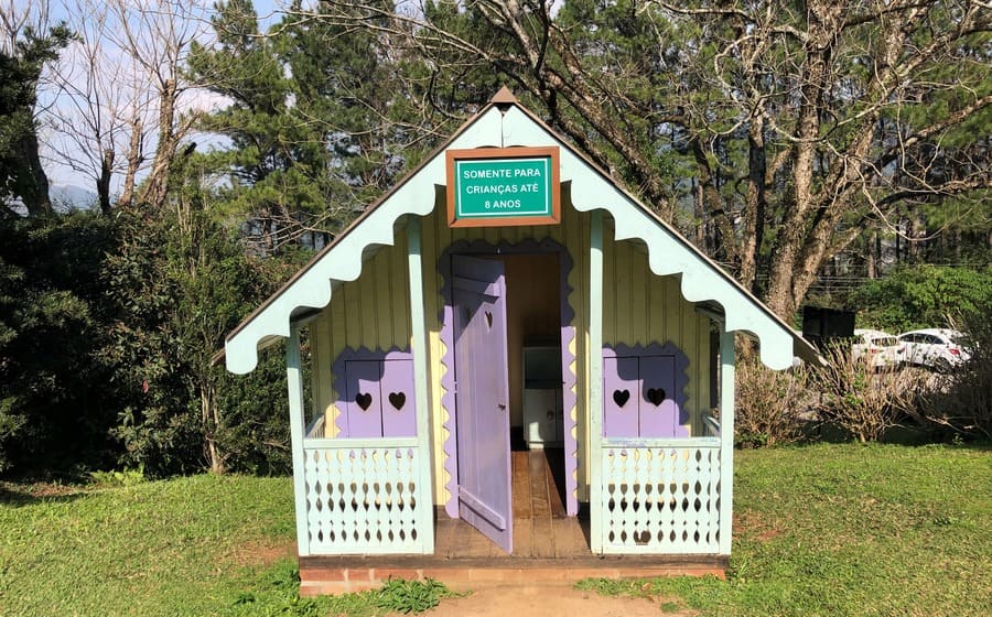 Casinha de boneca nos jardins do Le Jardin Parque de Lavanda em Gramado.