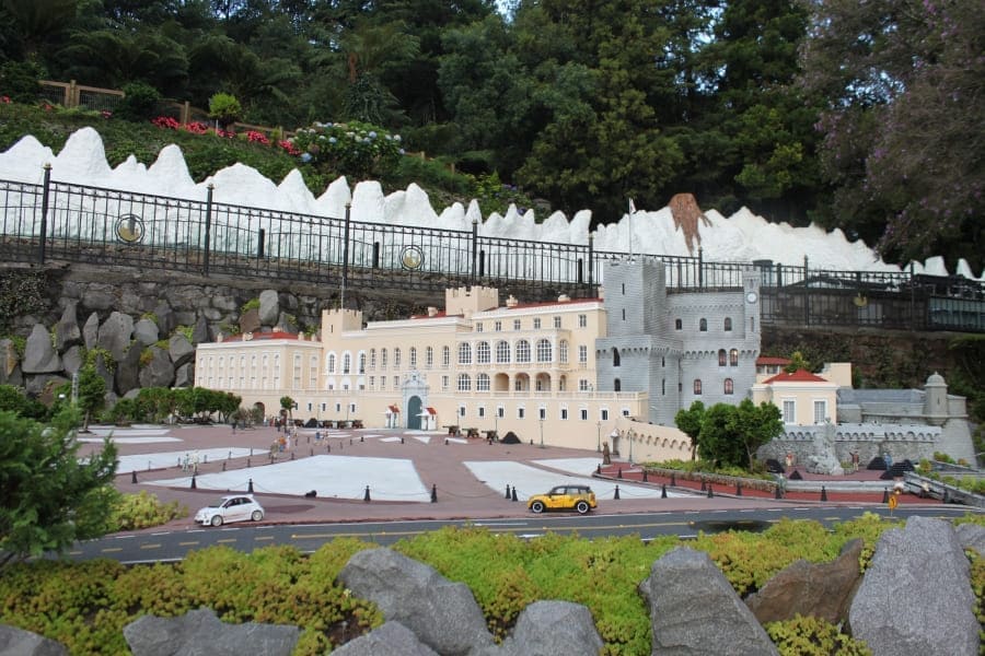 Miniatura do Palácio do Príncipe de Mônaco no Mini Mundo em Gramado.