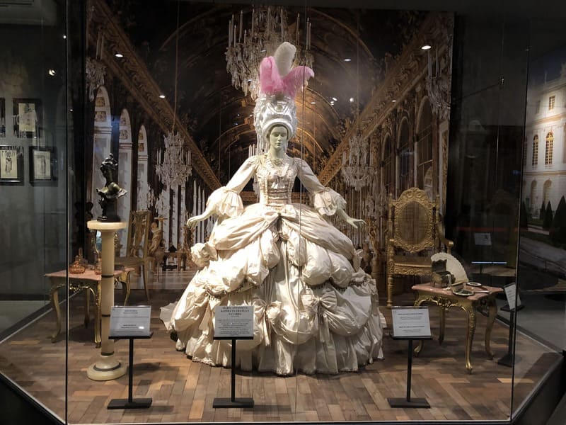 Réplica do vestido da rainha Maria Antonieta em exposição no Museu da Moda de Canela.