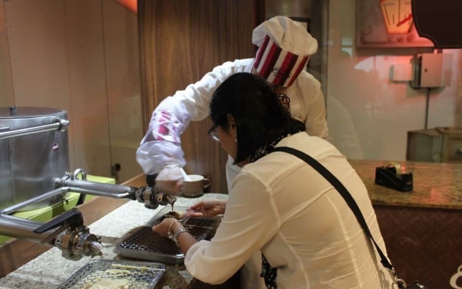 É possível elaborar sua própria barra de chocolate no Reino do Chocolate em Gramado.