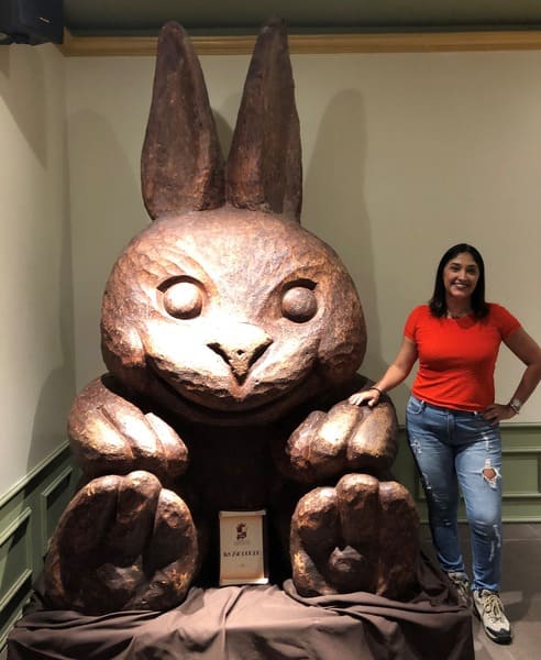 O Reino do Chocolate em Gramado possui uma escultura de coelho elaborada com 250 quilos de chocolate.