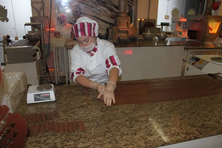 Durante a visita ao Reino do Chocolate em Gramado é possível acompanhar a preparação manual de barras de chocolate