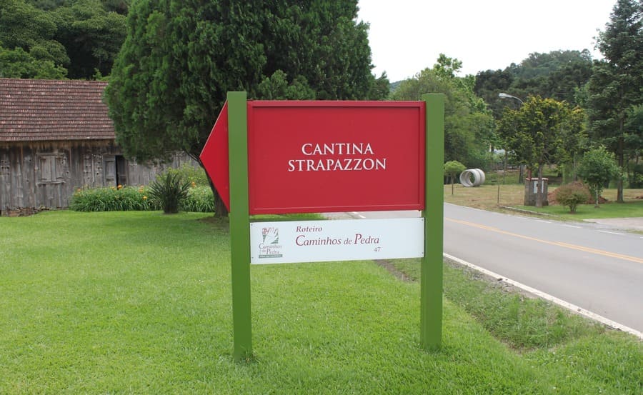Placa indicativa da Cantina Strapazzon na rota Caminhos de Pedra.