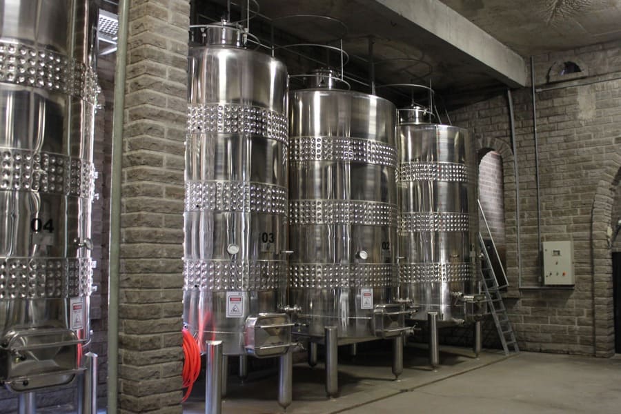 Armazenamento do vinho em tanques de inox na vinícola Cave de Pedra em Bento Gonçalves.