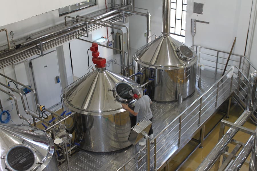 Linha de produção de cervejas artesanais da Cervejaria Leopoldina em Garibaldi.