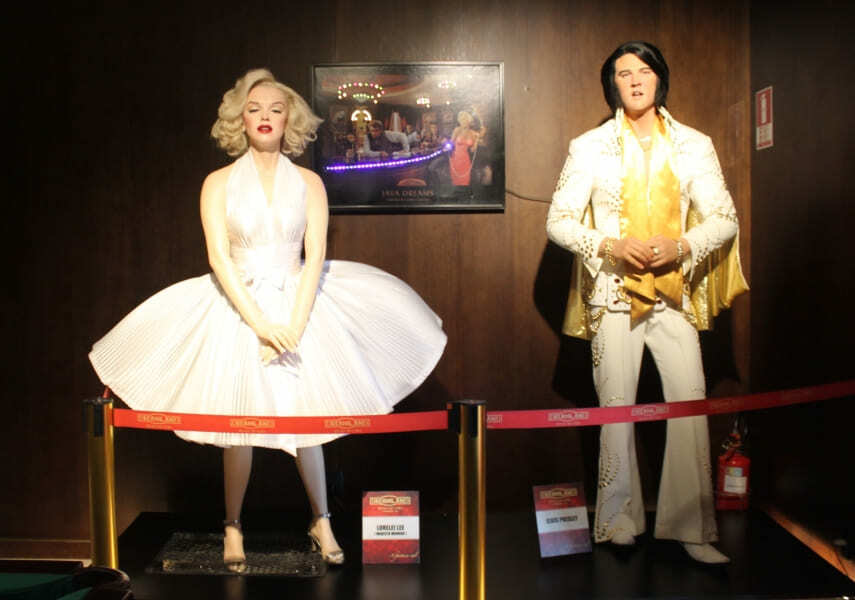Bonecos de cera de Marilyn Monroe e Elvis Presley no Dreamland Museu de Cera em Gramado.