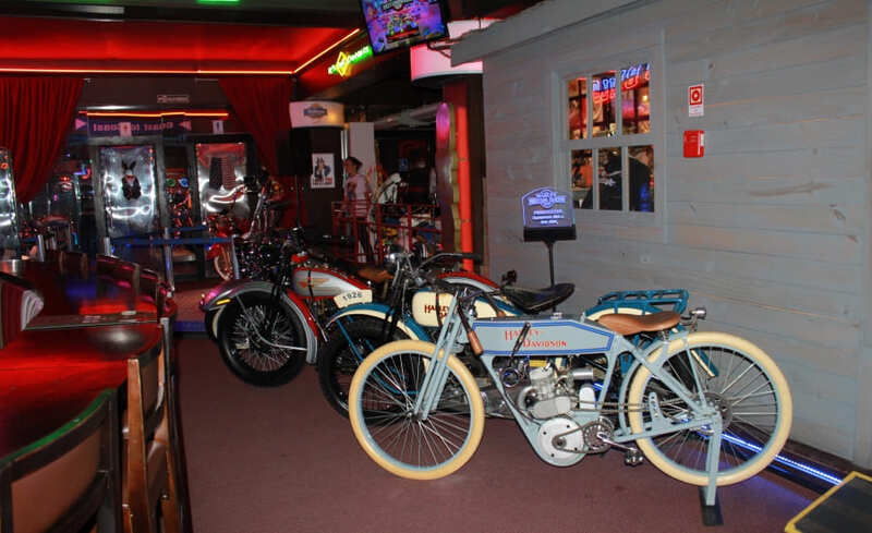 Motocicletas da década de 1920 expostas no Harley Motor Show em Gramado.