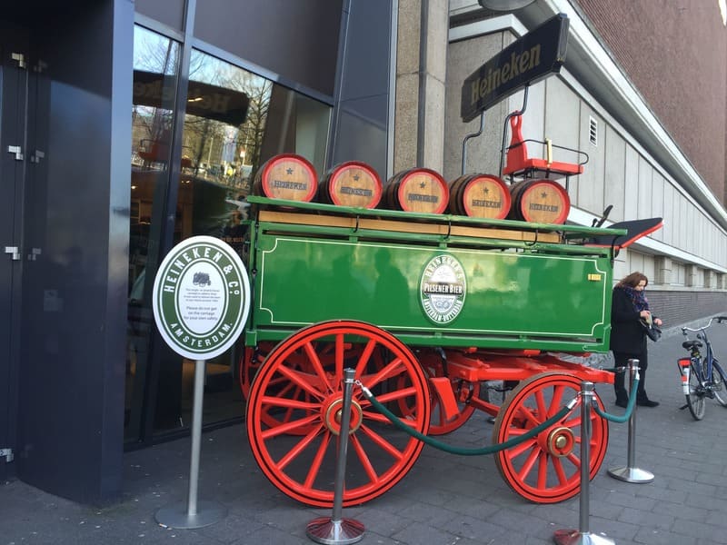 Tour Heineken Experience: entrada do complexo cervejeiro.
