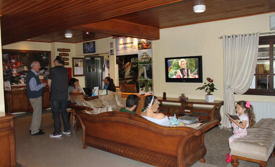 Sr. Hilário Darci Krauspenhar recepcionando os hóspedes do Hotel Sky em Gramado.