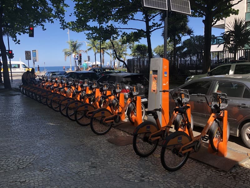 Estação de bikes de aluguel na rua Farme de Amoedo em Ipanema.