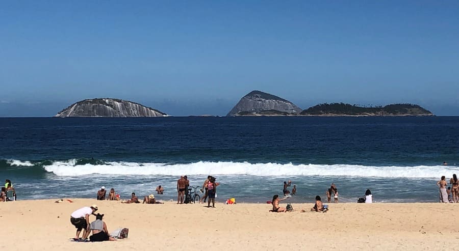 Ilhas Cagarras na direção da praia de Ipanema.