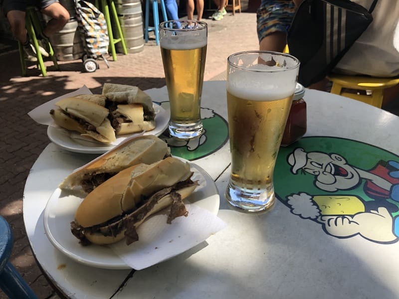 Tradicional sanduíche de carne assada do Bar Popeye no bairro de Ipanema.