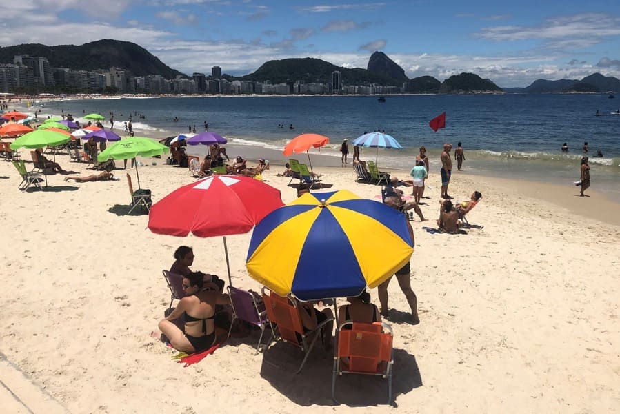 Praia de Copacabana em um domingo de sol.