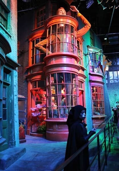 Cenário do Beco Diagonal nos estúdios de Harry Potter nos arredores de Londres.
