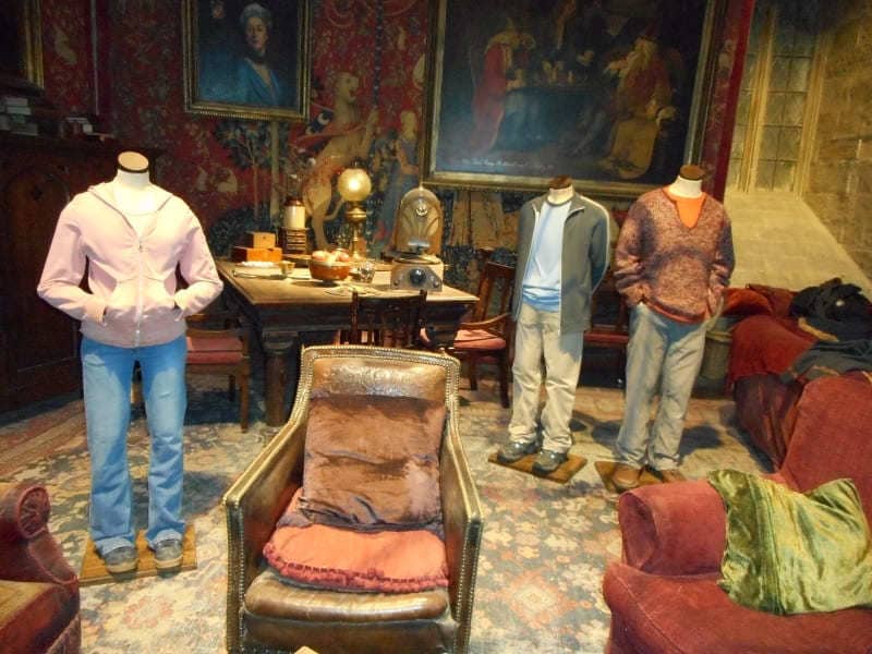 Common Room com as roupas dos personagens nos estúdios de Harry Potter