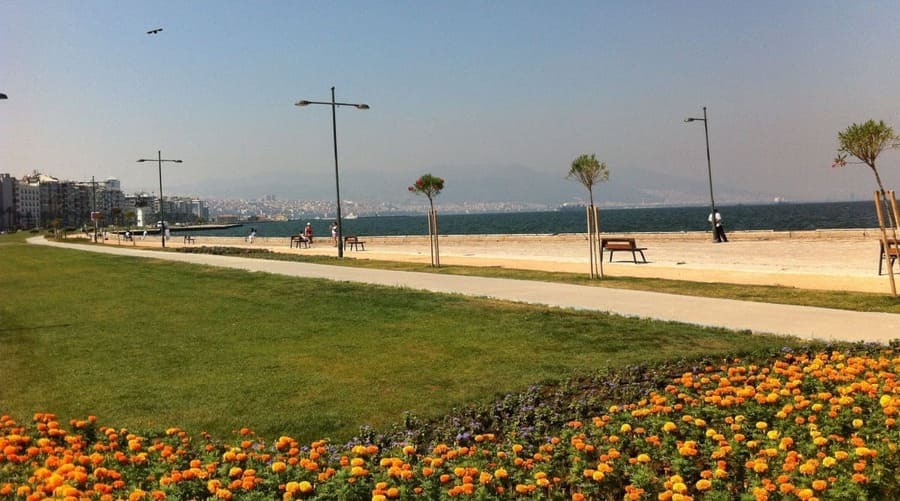 Jardins da orla da praia de Izmir na Turquia.